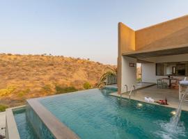 StayVista's Sage Scenery - Mountain-View Villa with Infinity Pool & Terrace, cottage in Udaipur