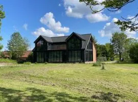 Modern Villa & Sauna by the lake, przytulnavilla, Dom nad jeziorem na Mazurach