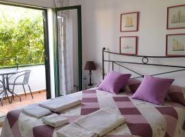 Magnolia, habitación matrimonial con baño privado, en casa compartida, вариант проживания в семье в Палафружеле