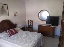 Room in Guest room - Double Room in Chalet in Toledo, maison d'hôtes à Tolède