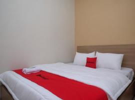 RedDoorz Plus near UMS Solo 2: Solo şehrinde bir ucuz otel