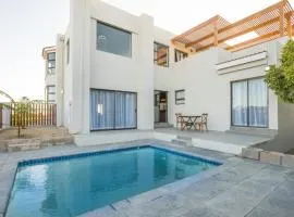 Beachfront Villa - Pool, Fireplace, No Loadshedding