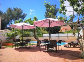 Apartments Bilic with garden & swimming pool - 50m from the beach, hotel in Pješčana Uvala 