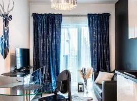 Nowoczesny apartament GLAMOUR Łódź z prysznicem pośrodku