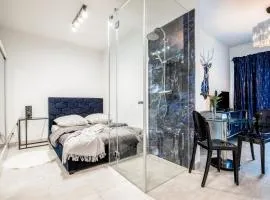 Nowoczesny apartament GLAMOUR Łódź z prysznicem pośrodku