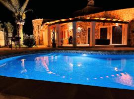 Villa Sanchez in Strandnähe mit Pool, Jacuzzi, Klima, WiFi, Gas BBQ, מלון באמנוויל