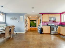 Walk Score 90!!-Historic Downtown District-2 Blocks to Famous Forsyth Park- Huge Private Patio-Private Parking, hotel in Savannah