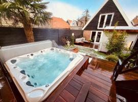 Charming house w/ private wellness, near Amsterdam, khách sạn ở Monnickendam