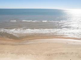 Luxury Beach House With Ocean Views, sumarbústaður í Surfside Beach