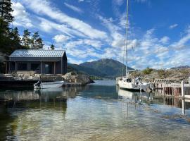 Stunning Holiday Rental by the Waterfront, alquiler vacacional en la playa en Sogndal