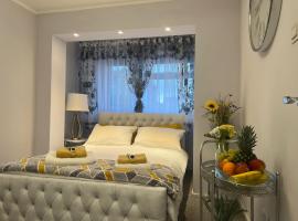 Apartment Luxe FREE WIFI, FREE PARKING, FREE NETFLIX, hotel with parking in Friern Barnet