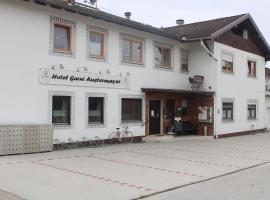 Hotel Garni Austermayer, orlofshús/-íbúð í Traunreut