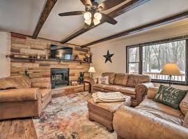 Houghton Lake Cottage Escape with Patio!、ホートン・レイクのホテル
