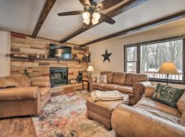 Houghton Lake Cottage Escape with Patio!、ホートン・レイクのバケーションレンタル