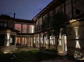 Casa de los Mendoza - Casa Solariega en el casco histórico, cheap hotel in Alcalá de Henares