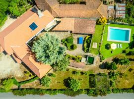 Casa da Guarda de Fora, hotel with parking in Paredes