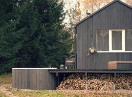 Hand made Off Grid forest Cabin Luna, chalet de monta&ntilde;a en Luksine