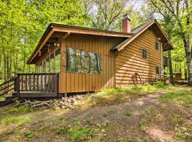 Lakefront Cumberland Cabin with Dock and Fire Pit!，Cumberland的有停車位的飯店
