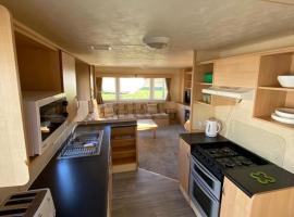 8 Berth Holiday Home with Pools on Martello Beach, hotel din Jaywick Sands