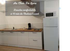 NEUF Au Clair De Lune - Dormir Comme A La Maison, budgethotel i Saint-Julien-de-Vouvantes