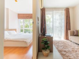 Lovely room next to BKK airport, food marts, quiet place to stay, appartamento a Bangkok