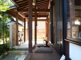 ZOKUIJINKAN GUESTHOUSe 続異人館, hotel cerca de Parque de Porcelana de Arita, Arita