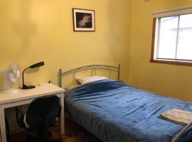 A single room near the railway station, hotel perto de Windy Hill, Essendon (campo de críquete), Melbourne