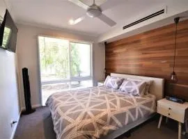 Esplanade Sophistication - Close to Town
