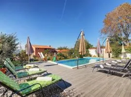 Oberhalb des Limfjords liegt diese Ferienwohnung mit Pool, Terrrasse und Grillplatz