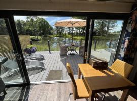 Cedar Boutique Lodge-dog fishing and Spa access, cottage in York