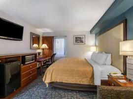 Quality Inn Austintown-Youngstown West – hotel z parkingiem w mieście Mineral Ridge