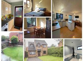 6 Bedroom House For Corporate Stays in Corby Suitable for Nightshift Workers, holiday home in Great Oakley