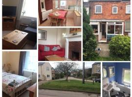 4 Bedroom House For Corporate Stays in Kettering, hotel amb aparcament a Isham