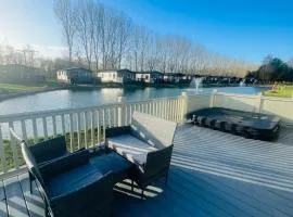 Bridgewater Lodge with Hot Tub