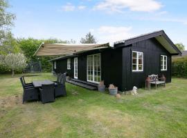 Nyistandsat sommerhus med kærlighed og sjæl, cottage in Kyndeløse