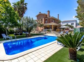 Catalunya Casas Stunning Villa with private pool 33 km to Barcelona, loma-asunto kohteessa Senmanat