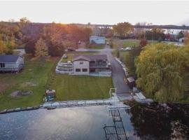 Chemong Lake Waterfront Cottage☆privateboatlaunch, villa in Lakefield