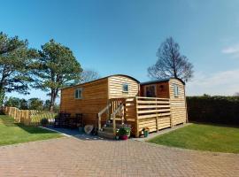 Luxury Twin Shepherds Hut - Cosy & Romantic, cottage in Llandudno