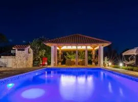 House vacation with pool,three rooms,near Šibenik