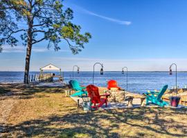 East Bay Vacation Rental with Dock!, hótel í Navarre