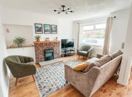 StayByNumbers - Spacious three bed house Royal Hillsborough