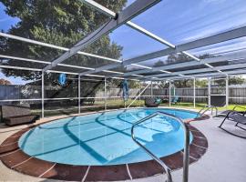 Port Richey Home with Private Pool and Yard, casa rústica em Port Richey