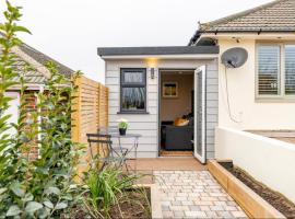 The Hideaway by the sea - free parking