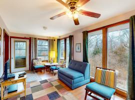 Pond Mountain - Hummingbird Suite, hotel in Eureka Springs