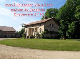 maison jardinier parc château,proche Dijon-Vignes, ξενοδοχείο σε Bretenière