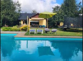 Casa Campestre con piscina compartida, sveitagisting í Villarrica