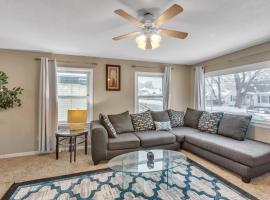Lovely PET FRIENDLY three bedroom in desirable Urbandale Location! home, hotel cu parcare din Wyoming