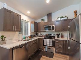 Modern and Stylish KING bed Wifi FREE Parking, hotel with parking in Spokane Valley
