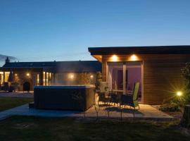 Amazing Cottage & detached Annex sleeps 8, Extra Deep Hot tub, Super Fast wifi, New for 2024 is the addition of Wood Fired Sauna, apartman u gradu Castle Douglas