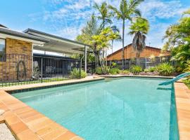 4 bedroom gem with air conditioning, a great outdoor area including pool and you can bring a small dog., hótel í Maroochydore